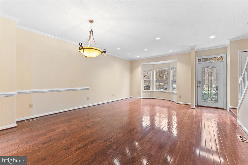 407 LAKEVIEW COURT