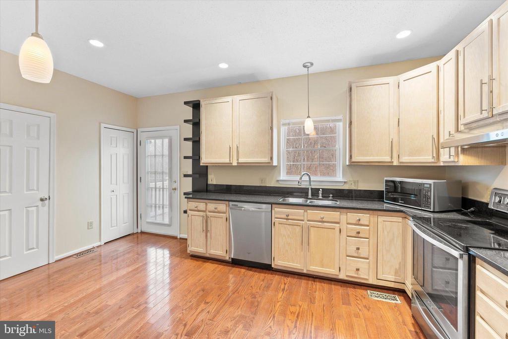 407 LAKEVIEW COURT