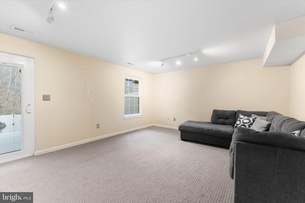 407 LAKEVIEW COURT