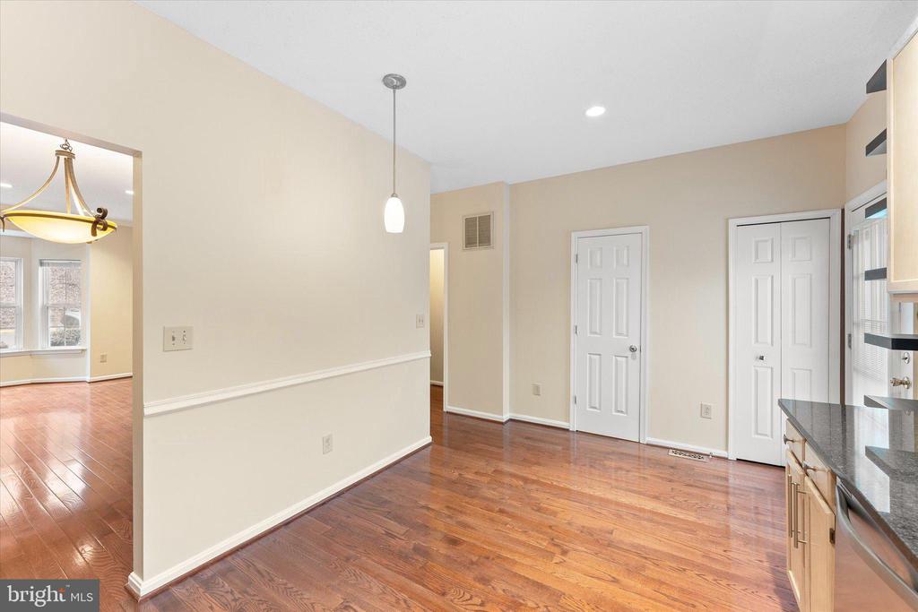 407 LAKEVIEW COURT