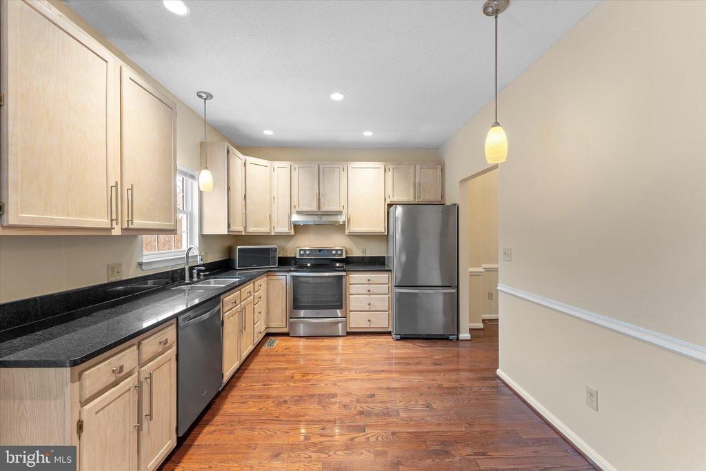 407 LAKEVIEW COURT