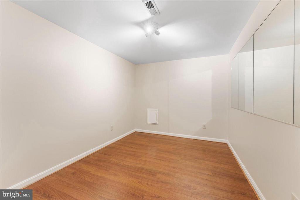 407 LAKEVIEW COURT