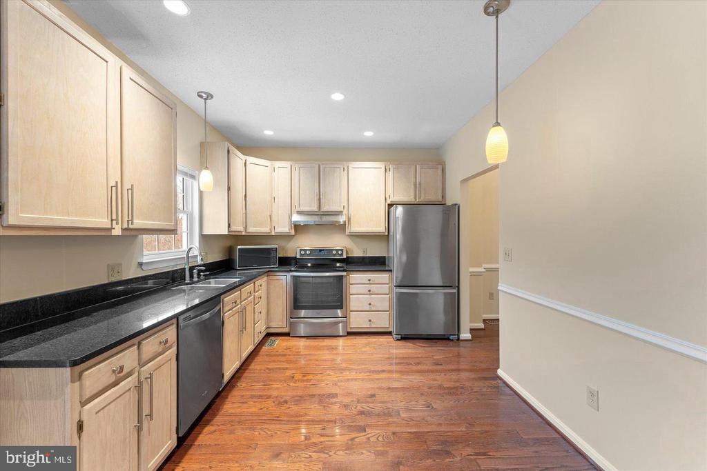 407 LAKEVIEW COURT
