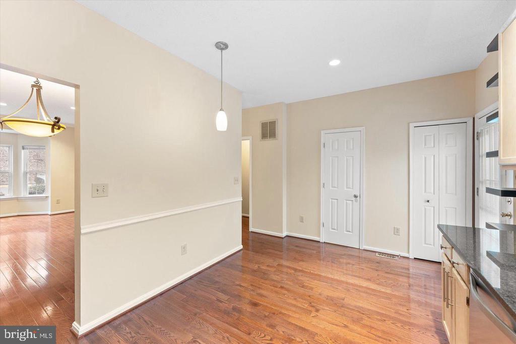 407 LAKEVIEW COURT