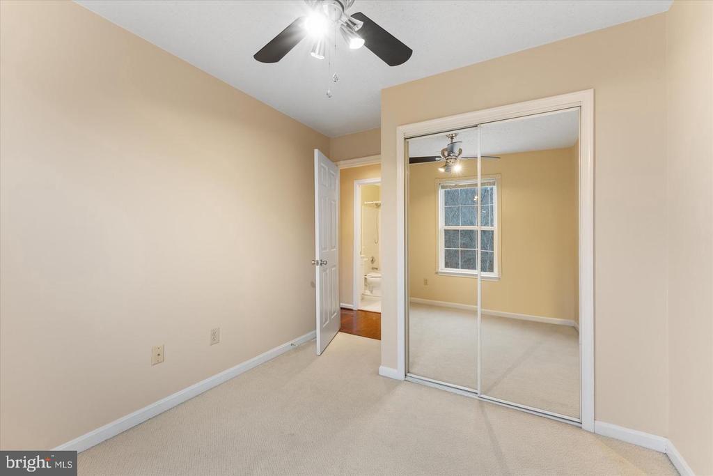 407 LAKEVIEW COURT