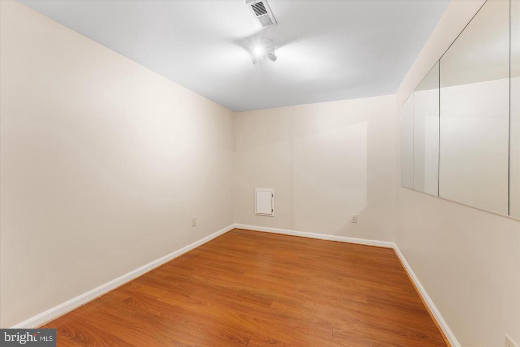 407 LAKEVIEW COURT