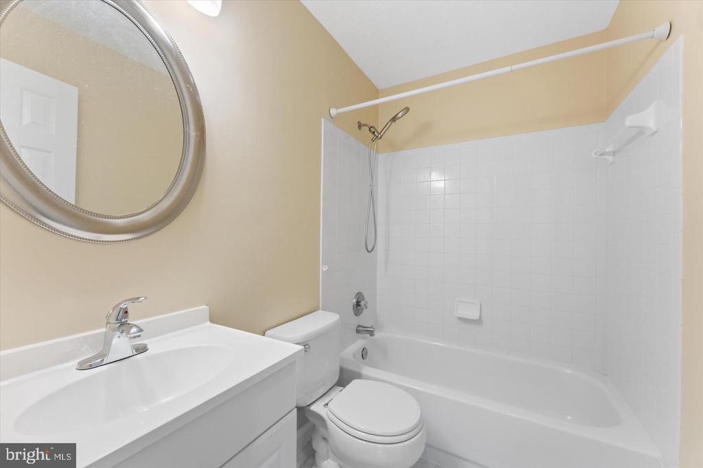 407 LAKEVIEW COURT