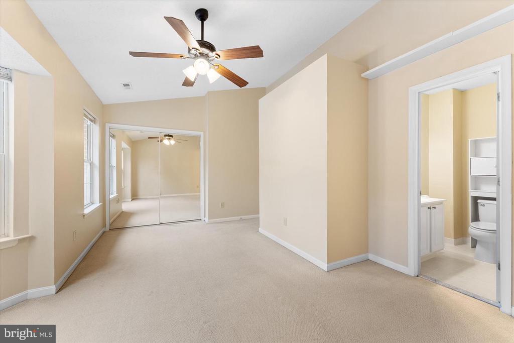 407 LAKEVIEW COURT