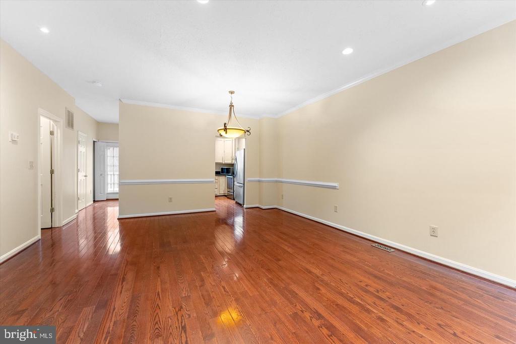 407 LAKEVIEW COURT