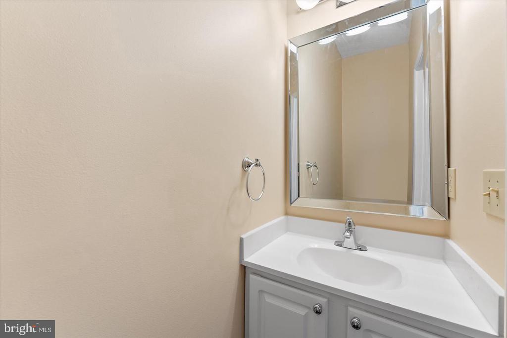 407 LAKEVIEW COURT