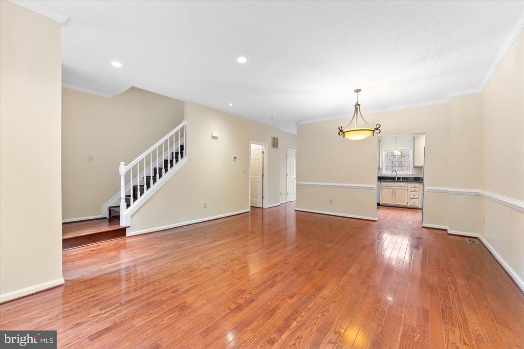 407 LAKEVIEW COURT