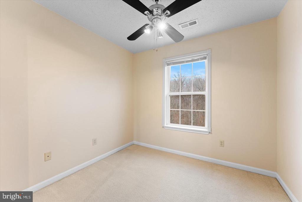 407 LAKEVIEW COURT