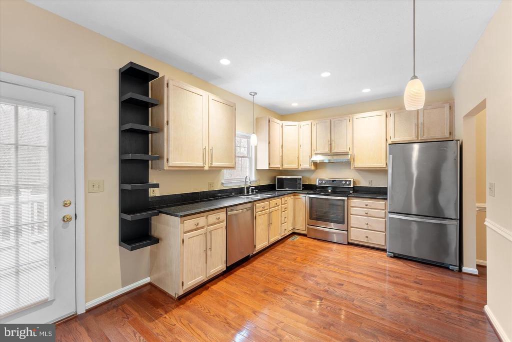 407 LAKEVIEW COURT