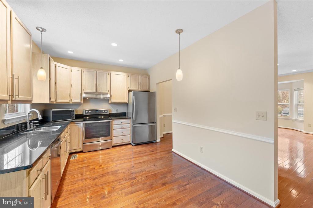 407 LAKEVIEW COURT