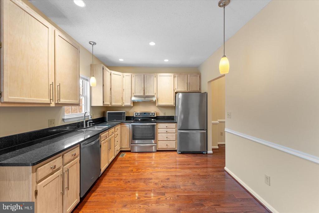 407 LAKEVIEW COURT