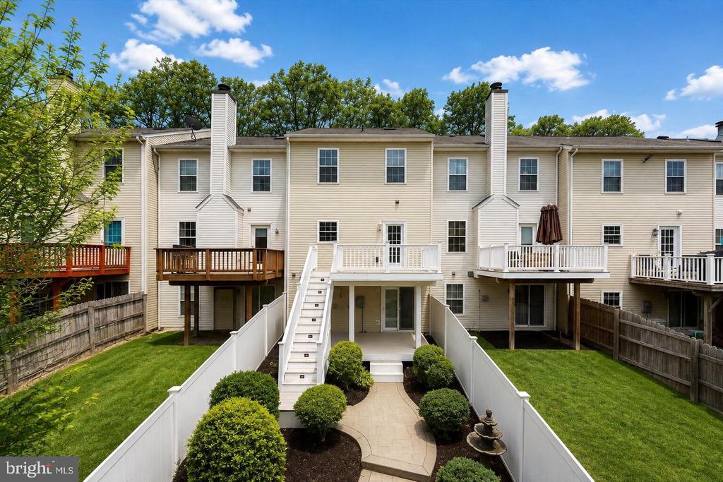 407 LAKEVIEW COURT