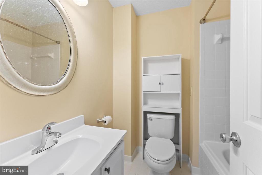 407 LAKEVIEW COURT