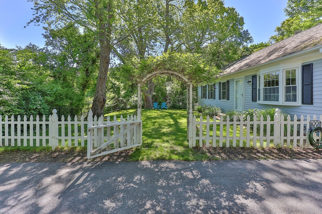26 Huckins Neck Rd