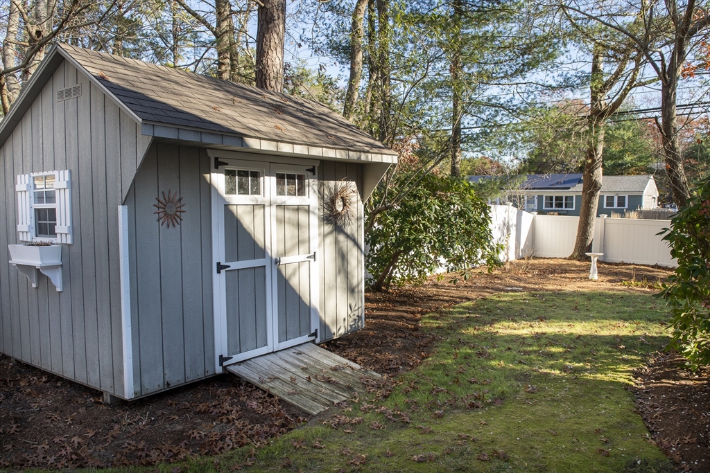 31 Mashpee Neck Rd