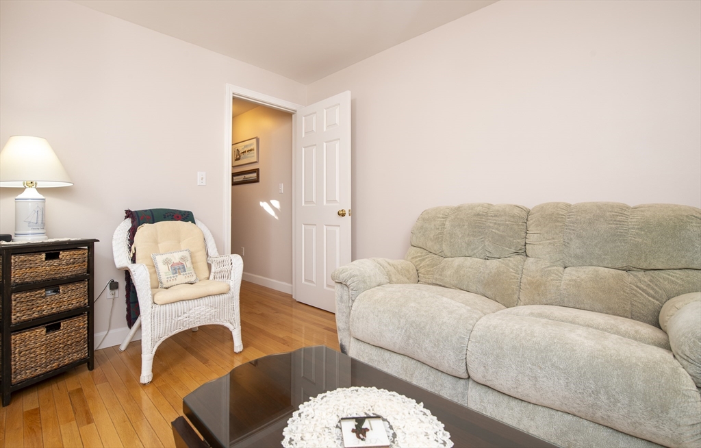 31 Mashpee Neck Rd