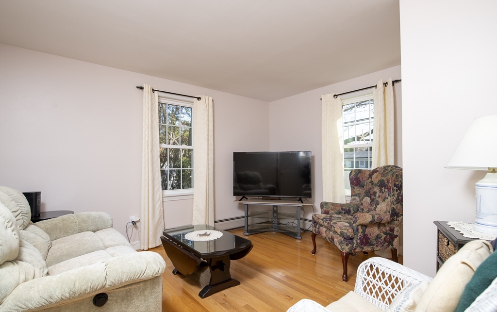 31 Mashpee Neck Rd