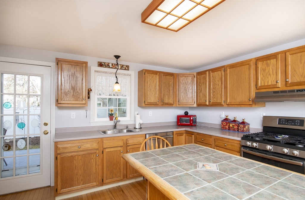 31 Mashpee Neck Rd