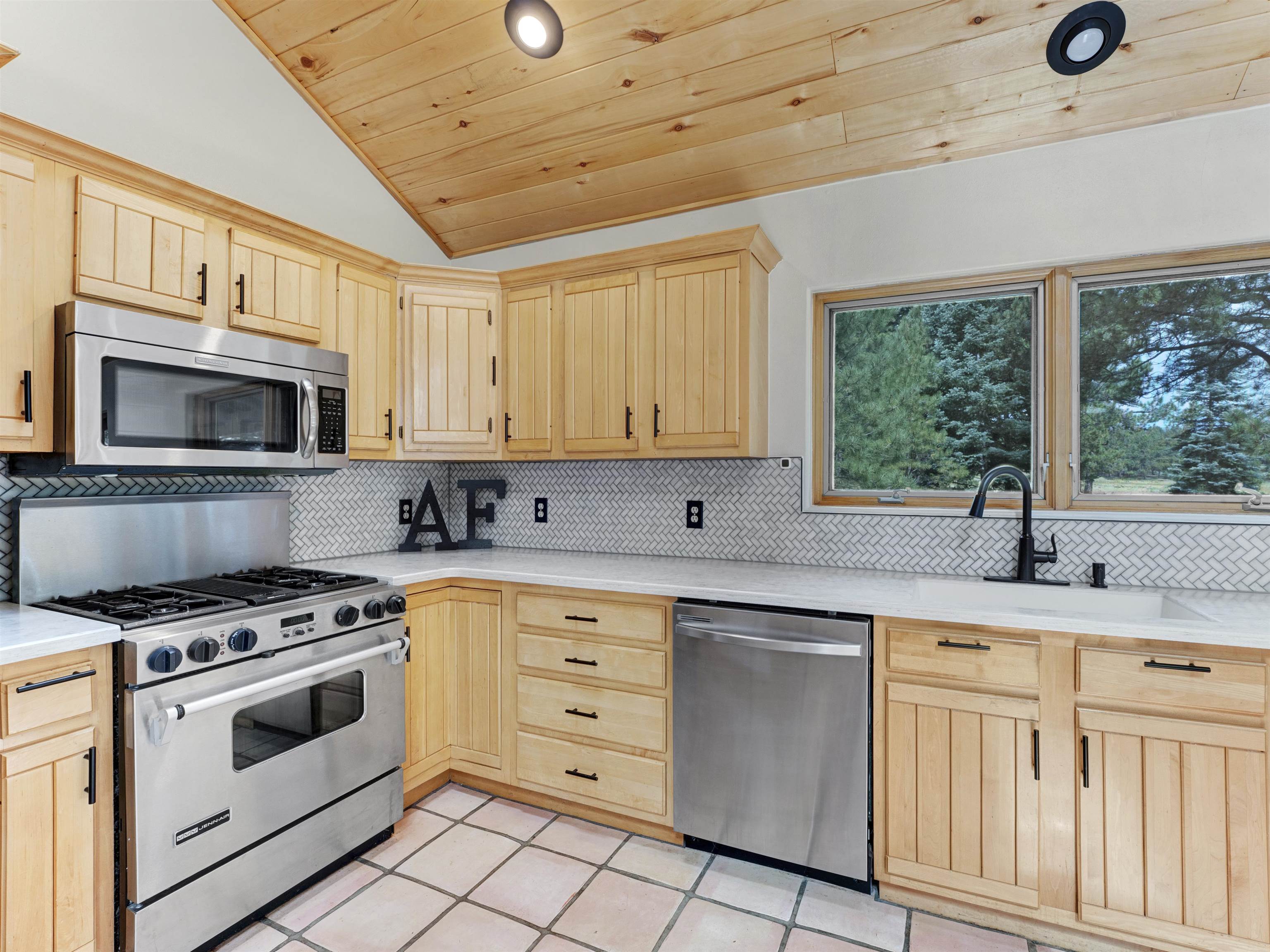 76 Armijo Dr
