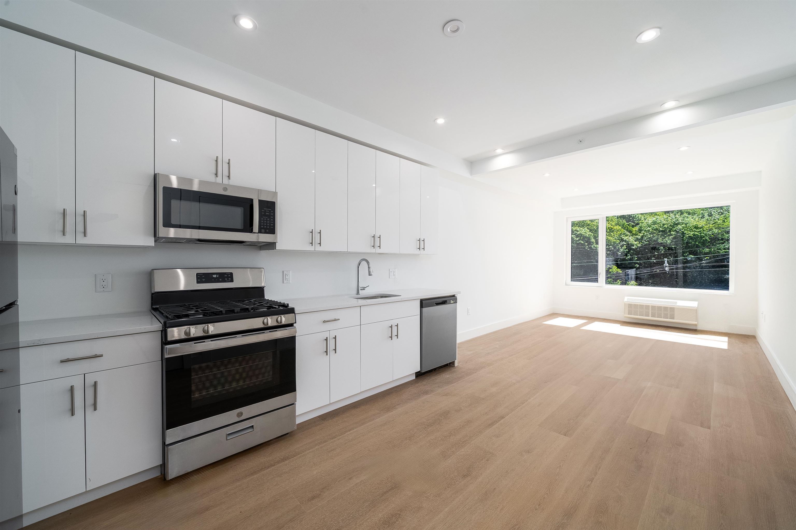 3309 LIBERTY AVE Unit: 402