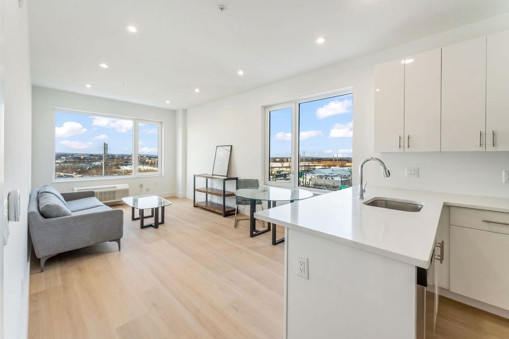 3309 LIBERTY AVE Unit: 401