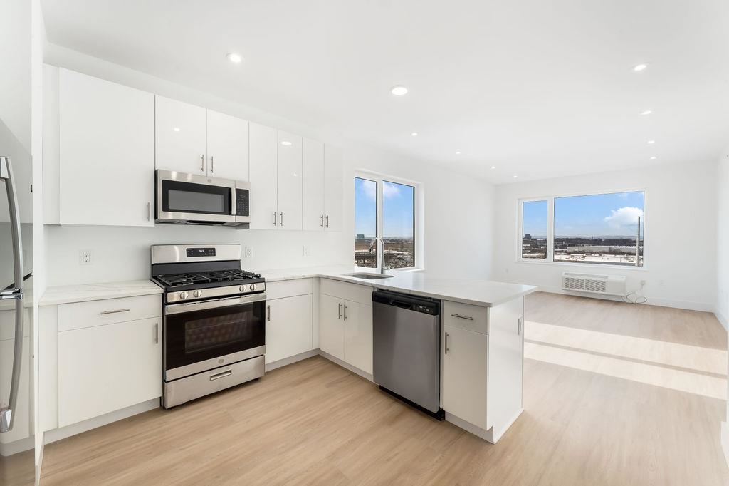 3309 LIBERTY AVE Unit: 206