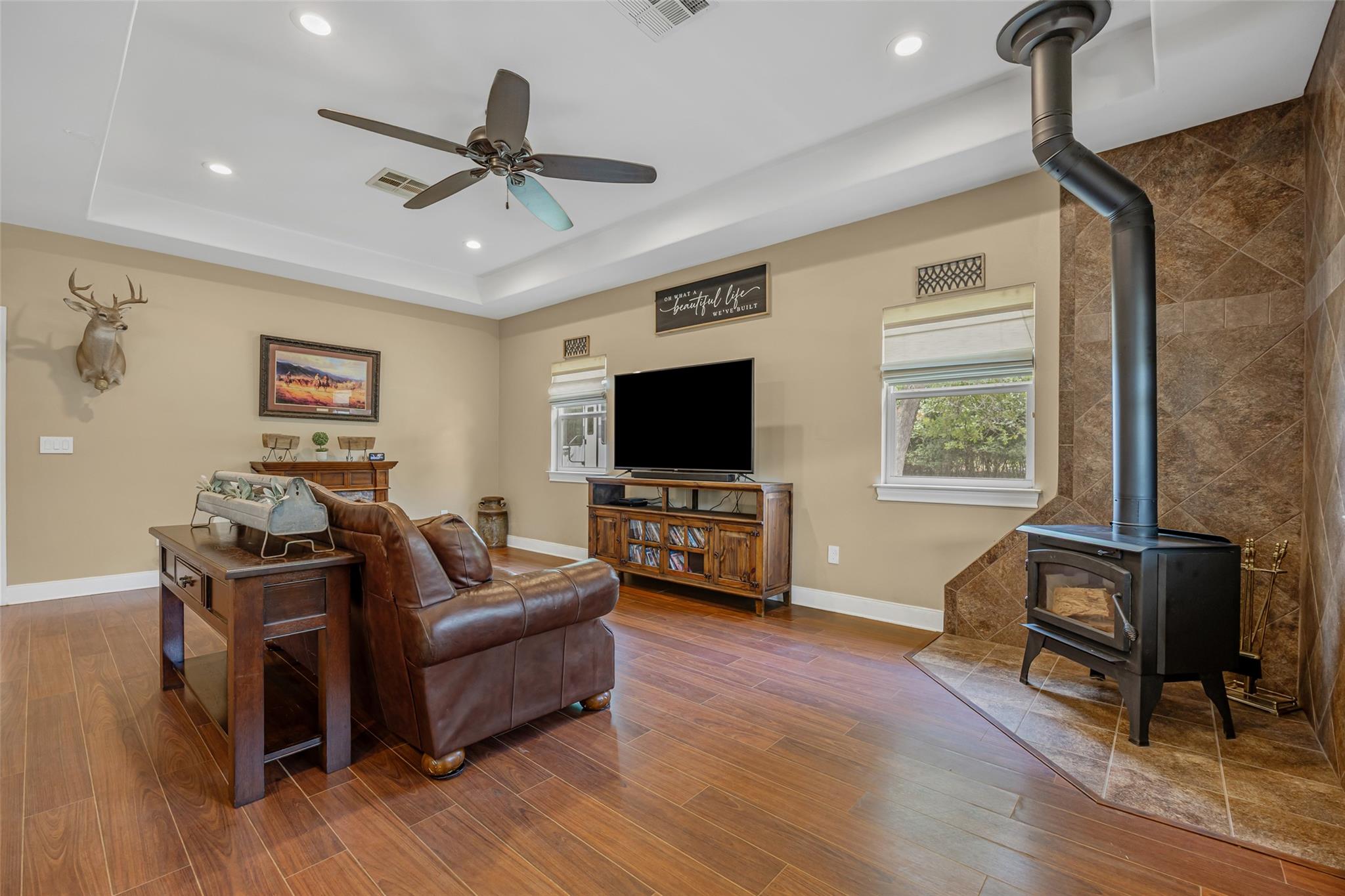 198 W Kelley RD