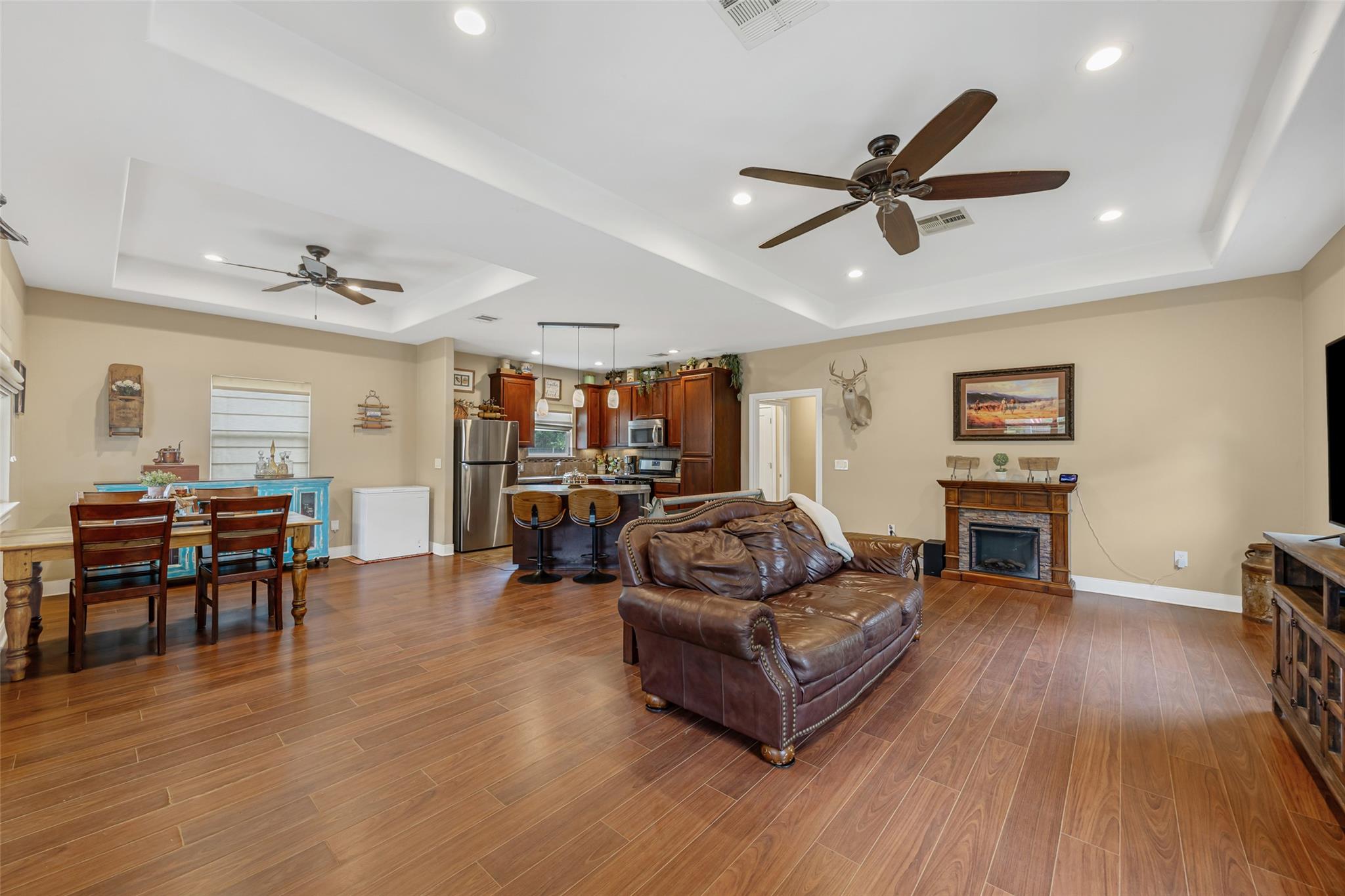 198 W Kelley RD