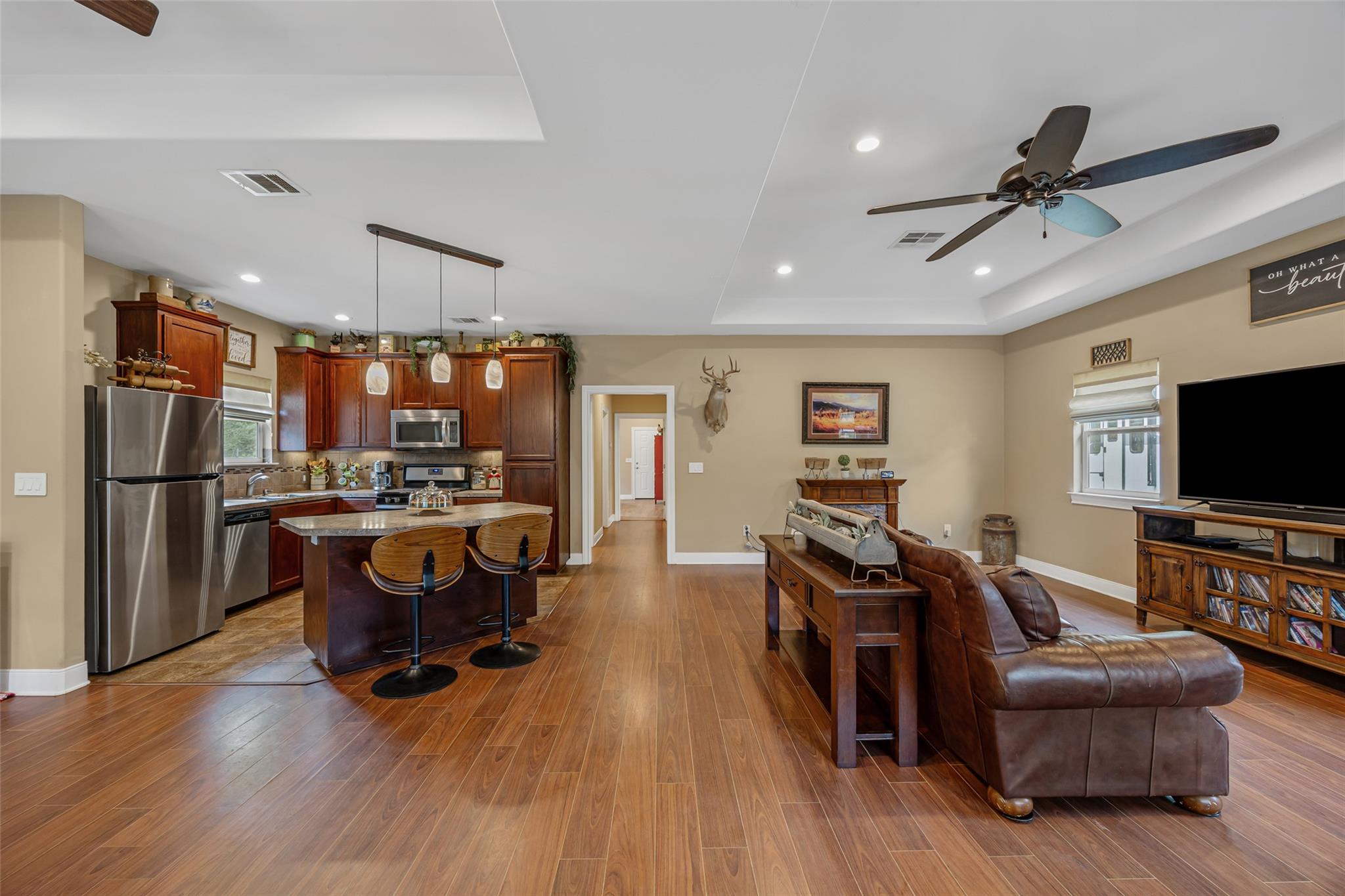 198 W Kelley RD