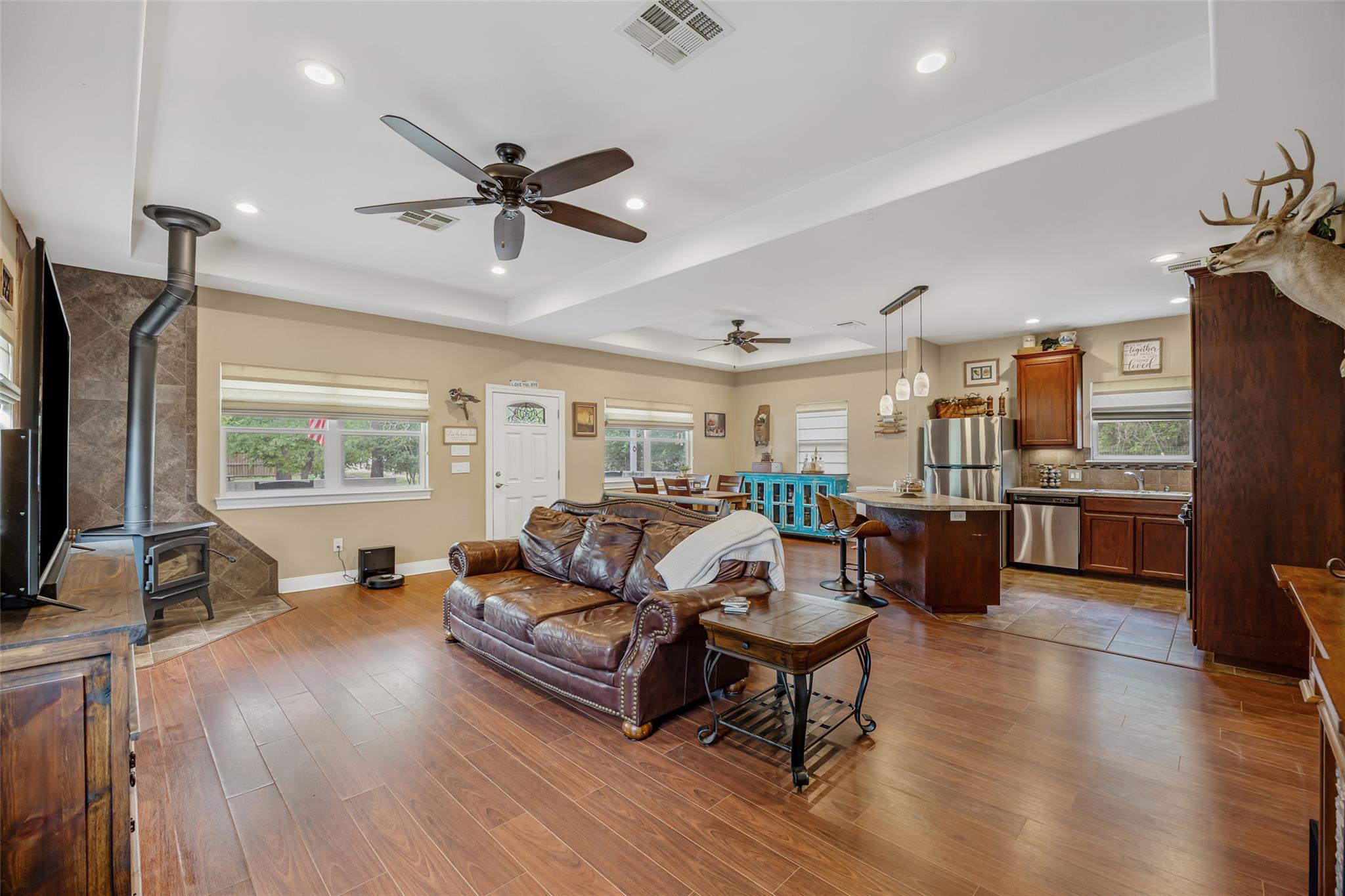 198 W Kelley RD