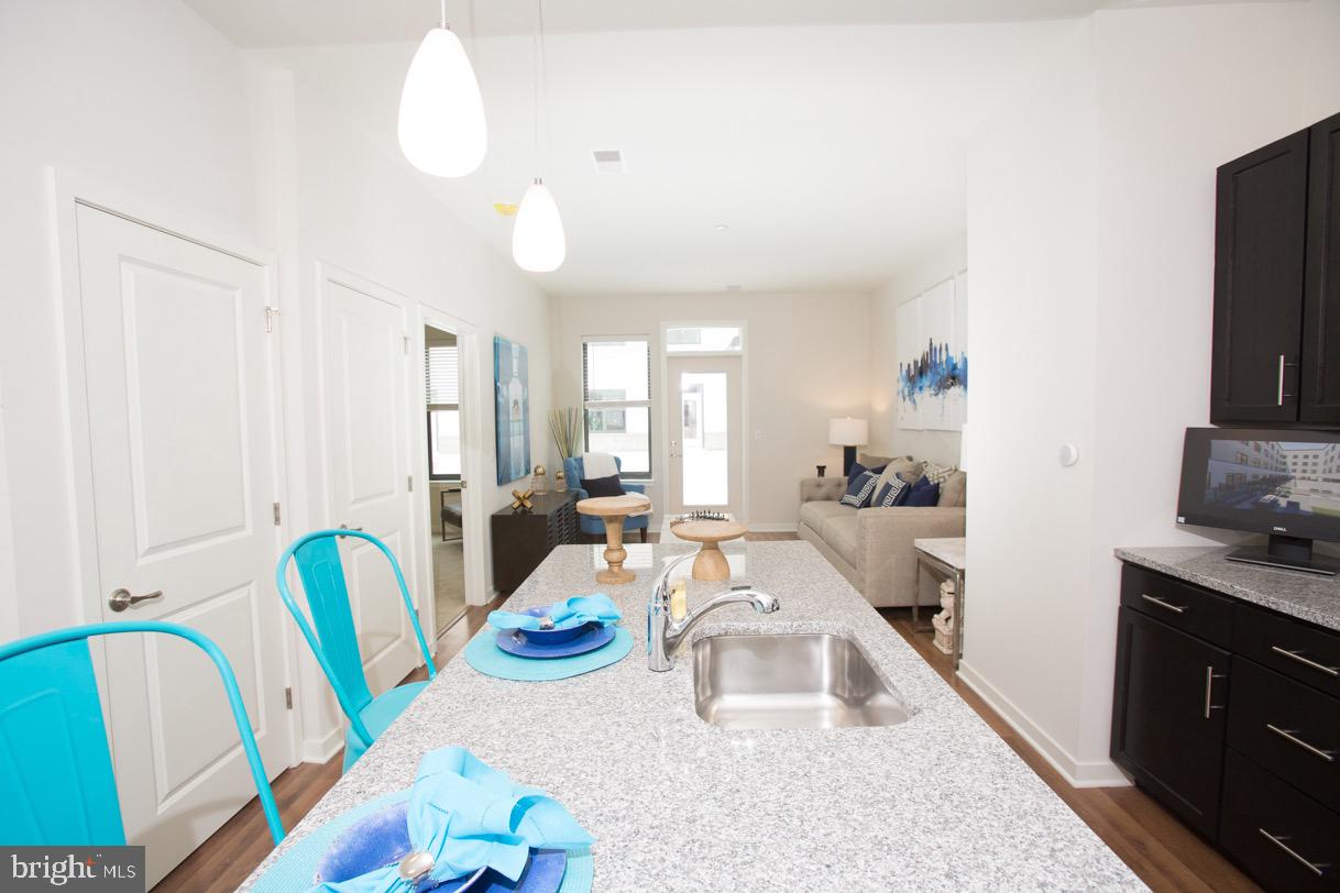 401 Race St #305