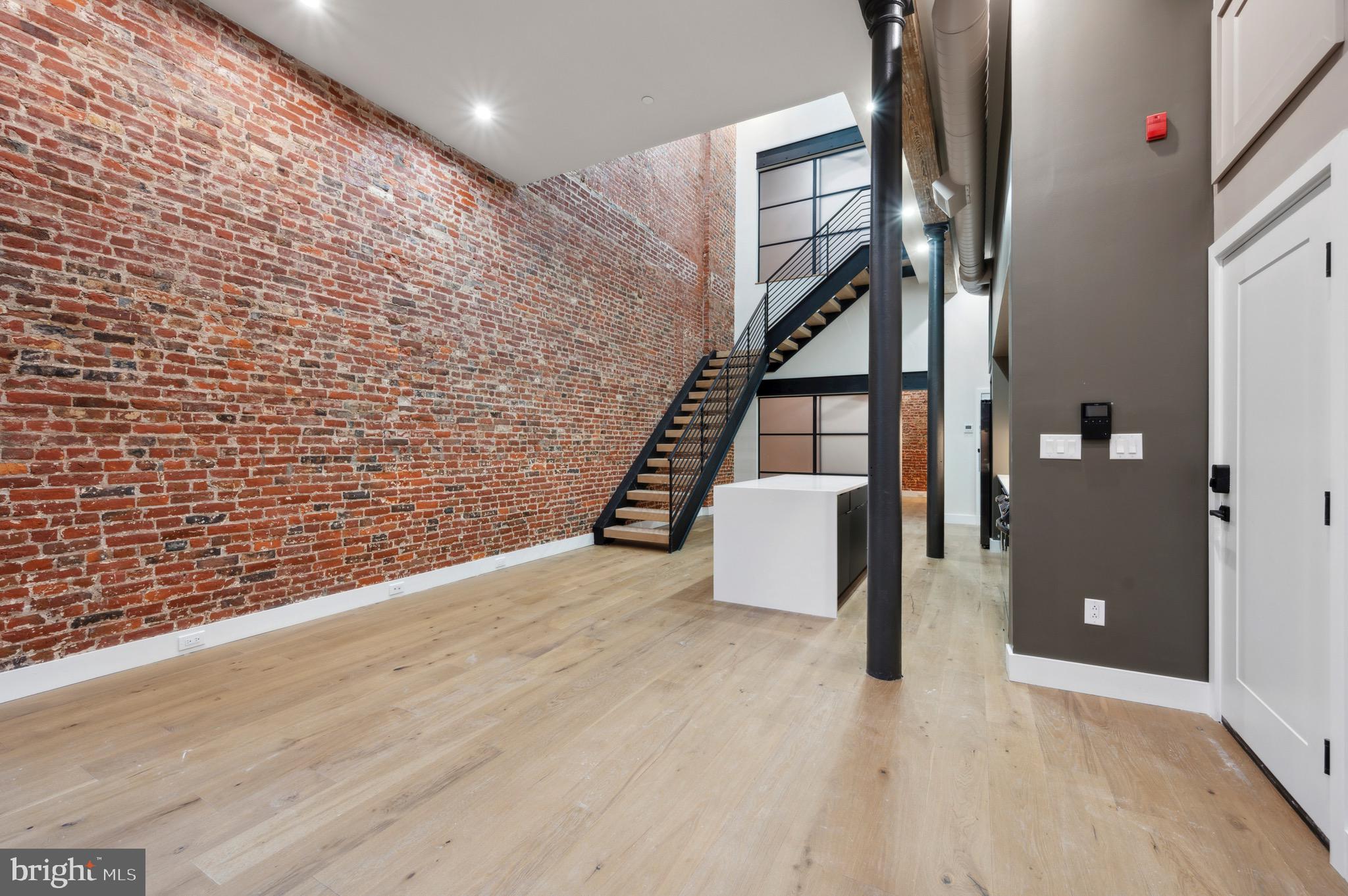 32 STRAWBERRY STREET ST