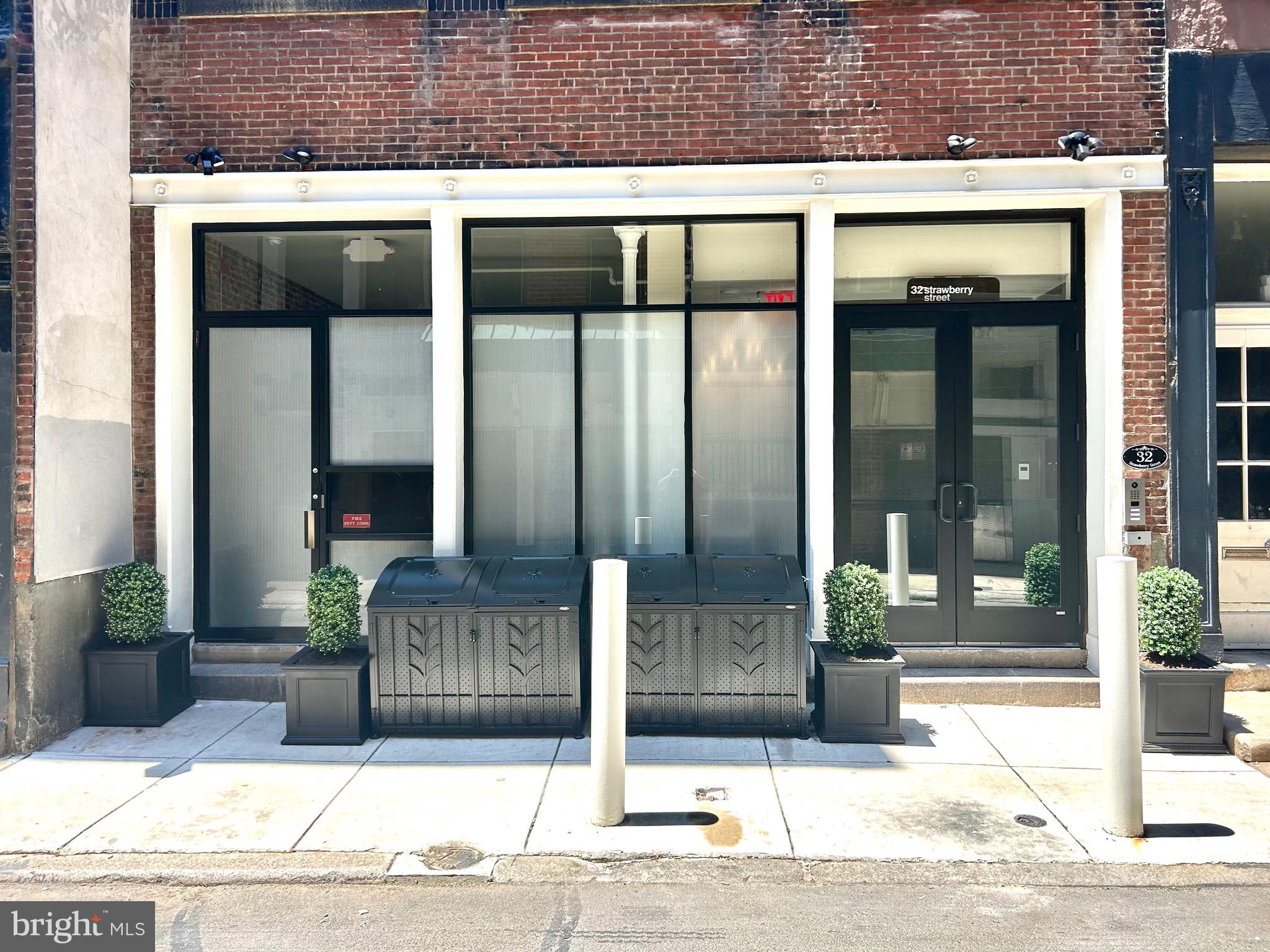 32 Strawberry St