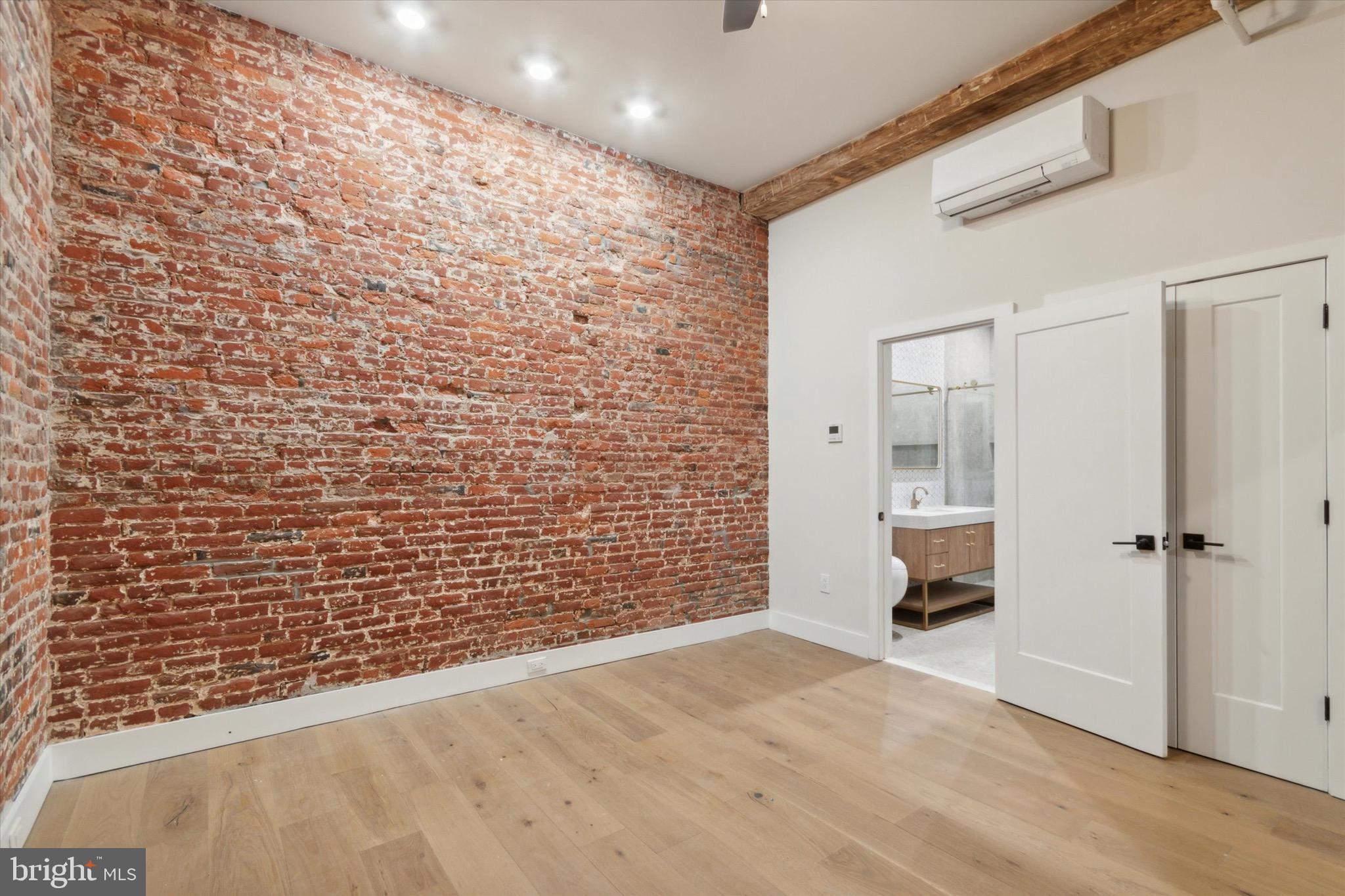 32 STRAWBERRY STREET ST #1