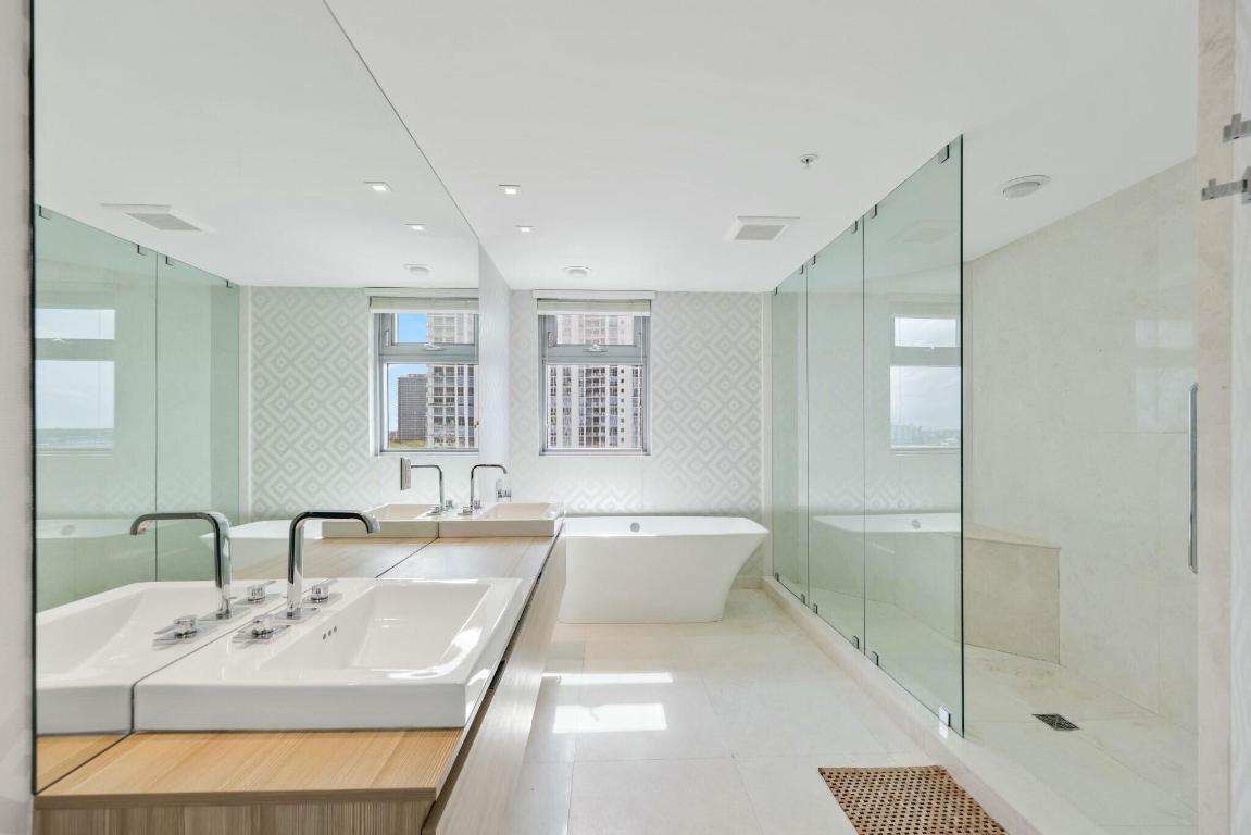 17301 Biscayne Boulevard 707