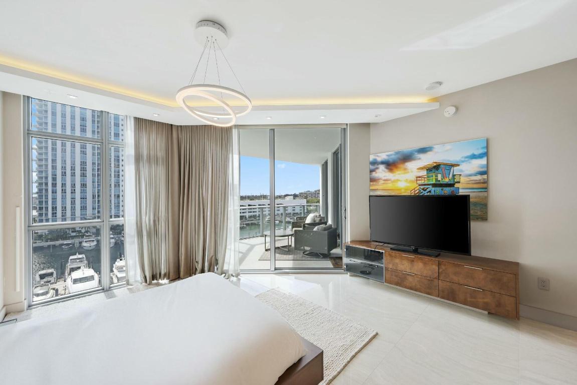 17301 Biscayne Boulevard 707