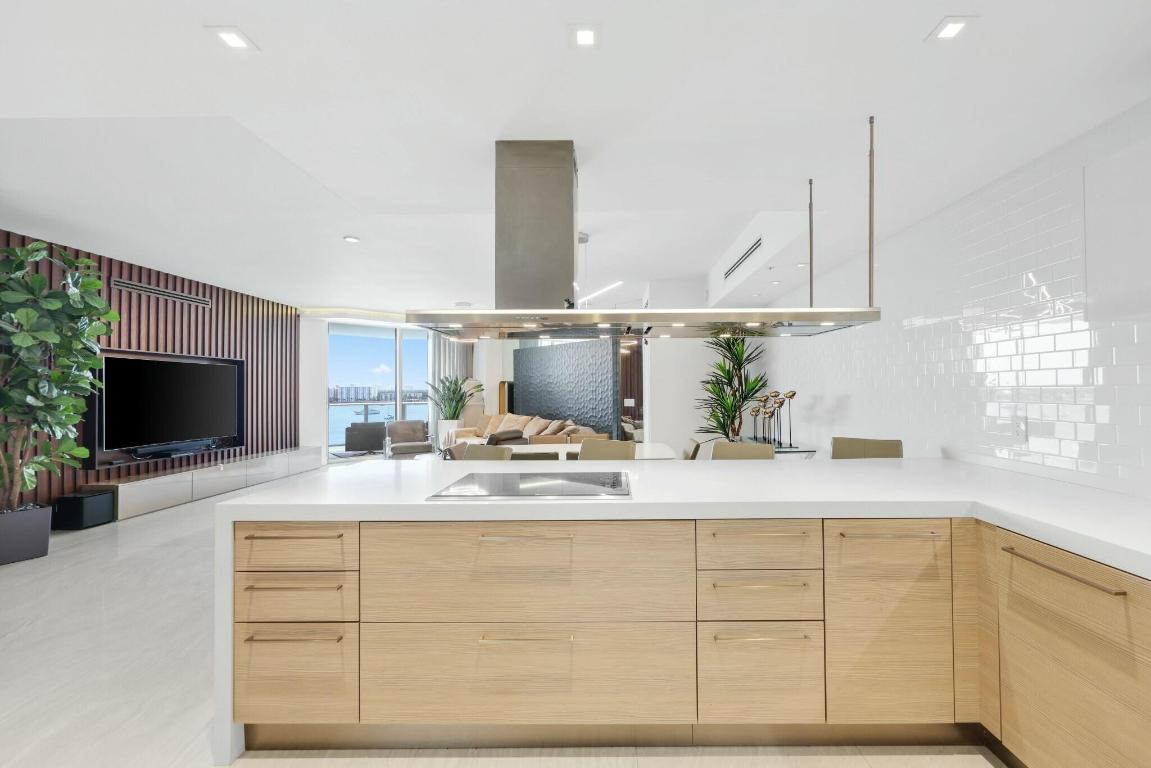 17301 Biscayne Boulevard 707