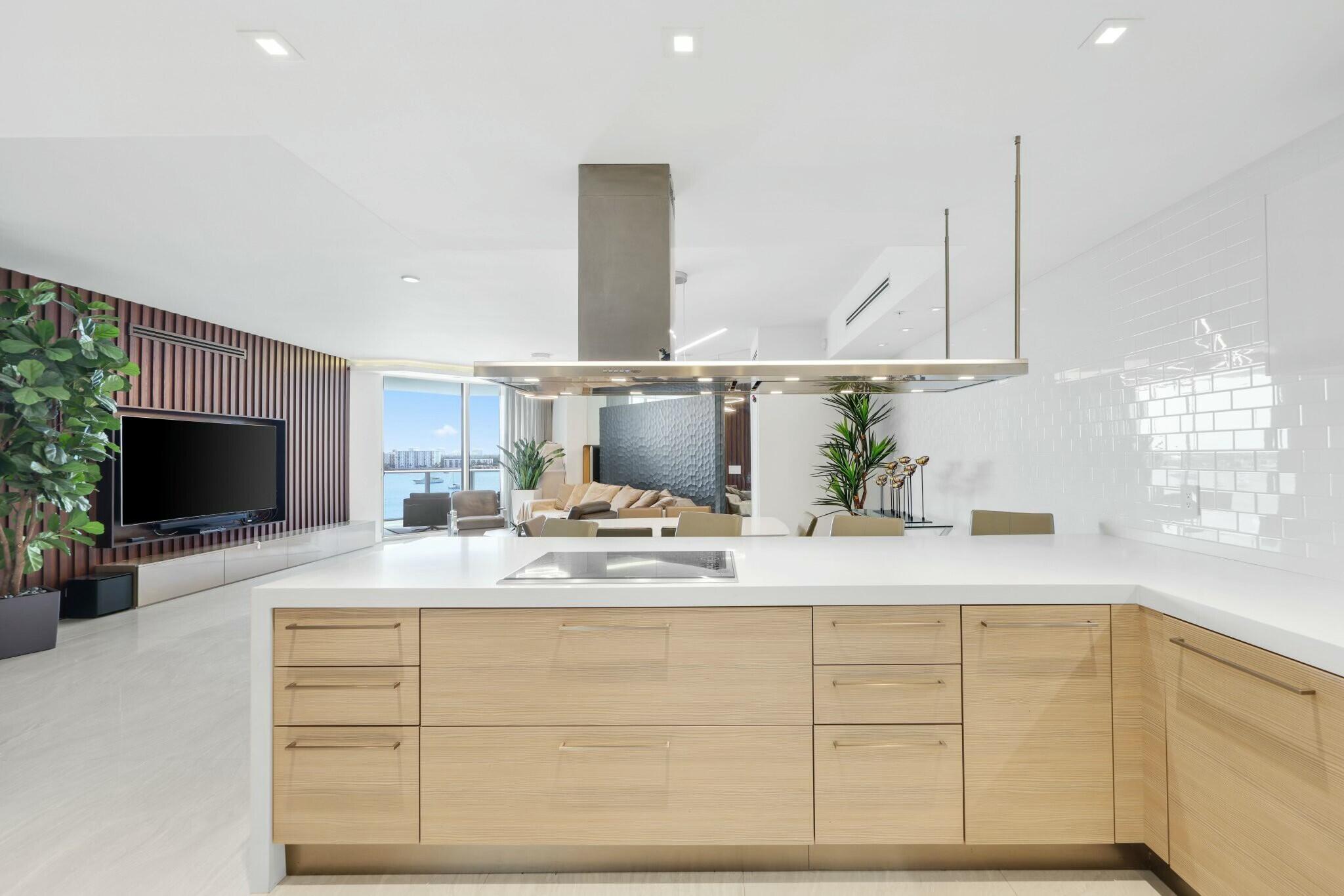 17301 Biscayne Boulevard 707