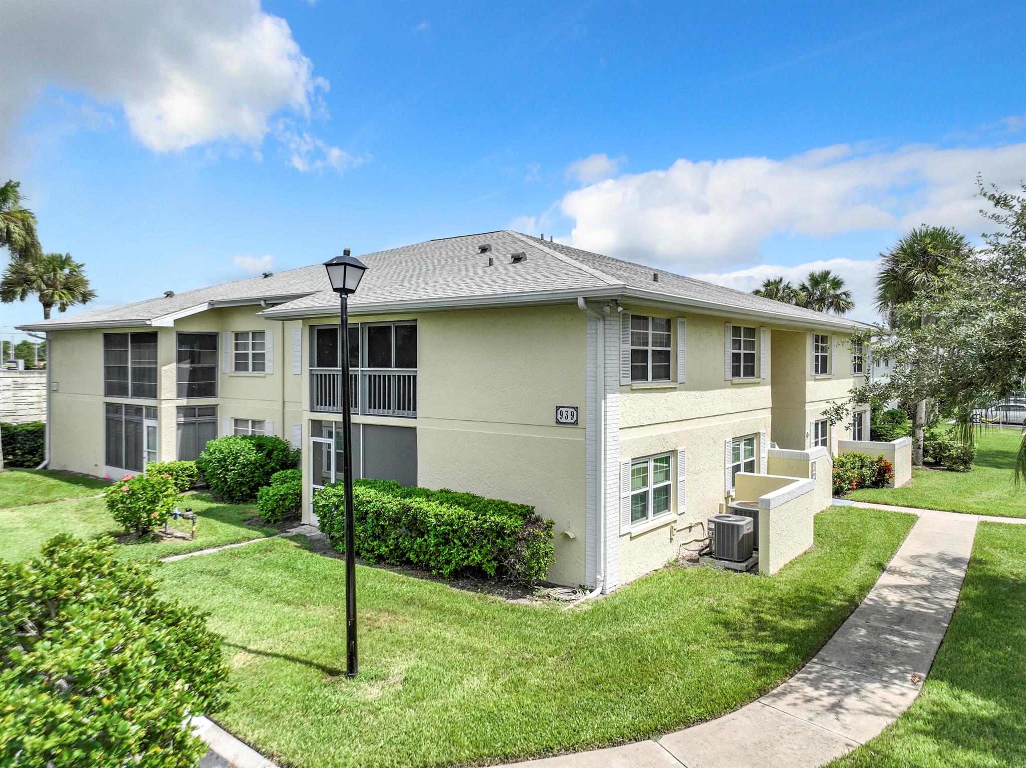 939 Sonesta Ave Avenue NE 204