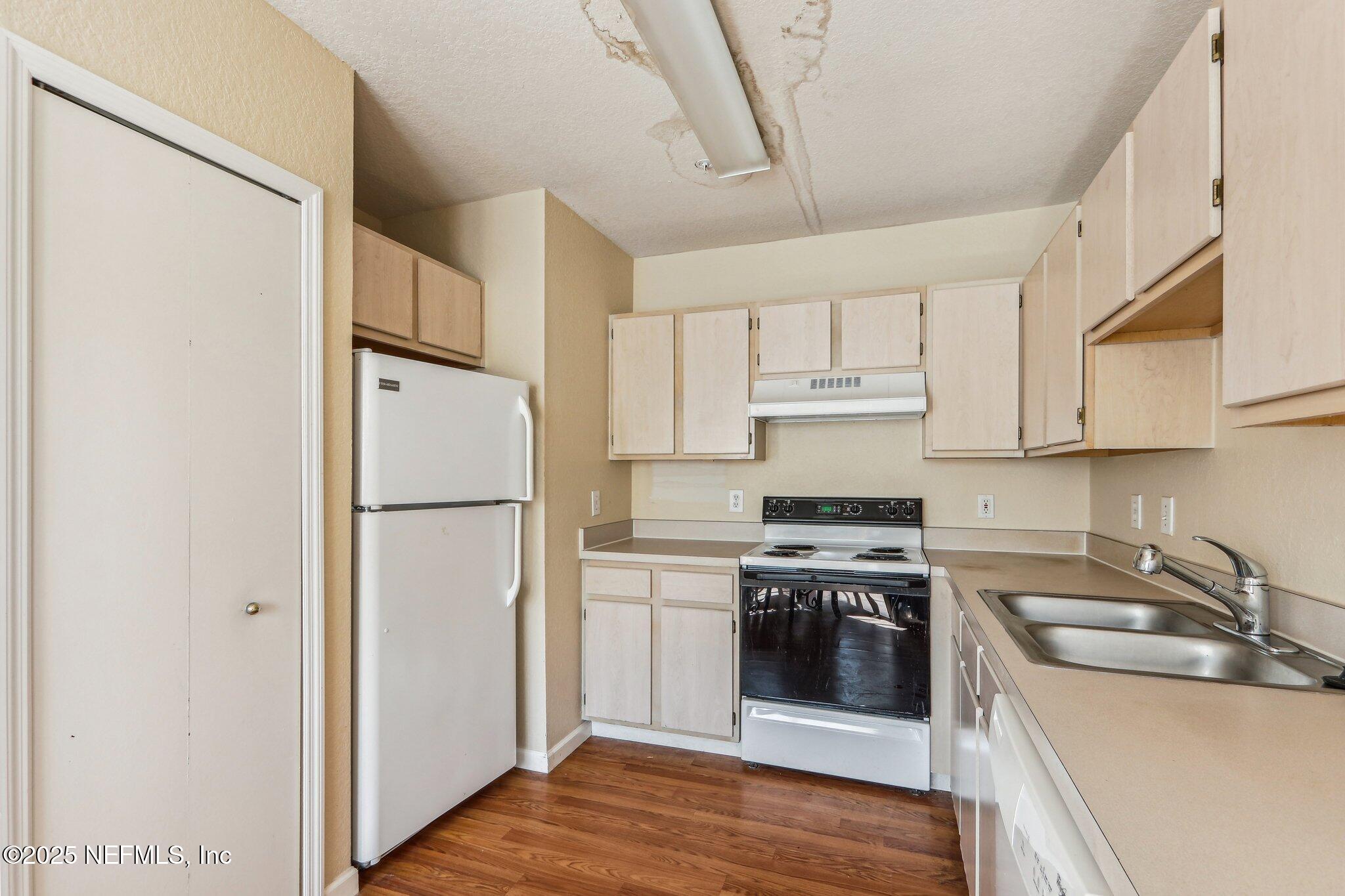 1701 THE GREENS Way, 312