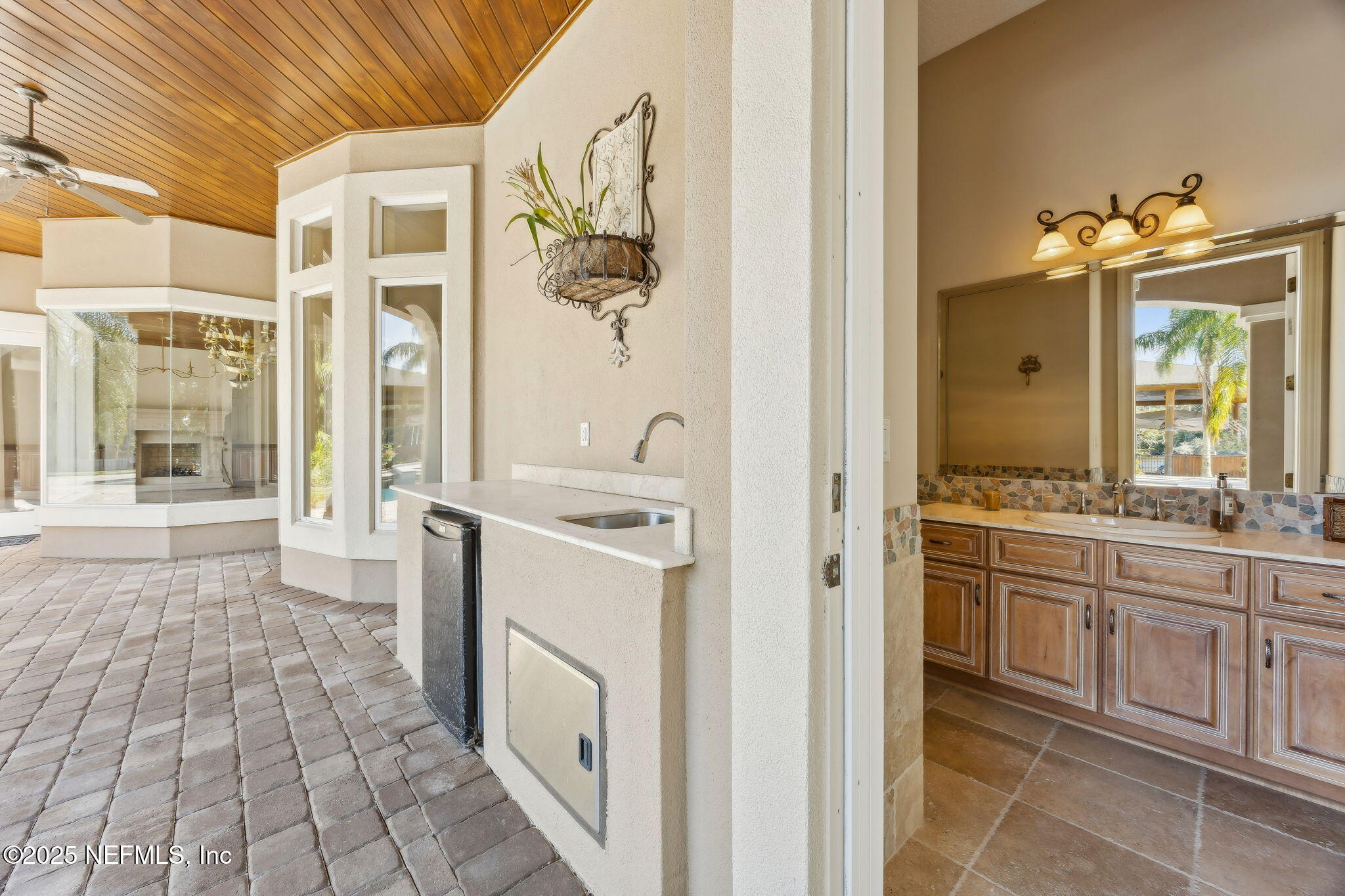 21 N ROSCOE Boulevard