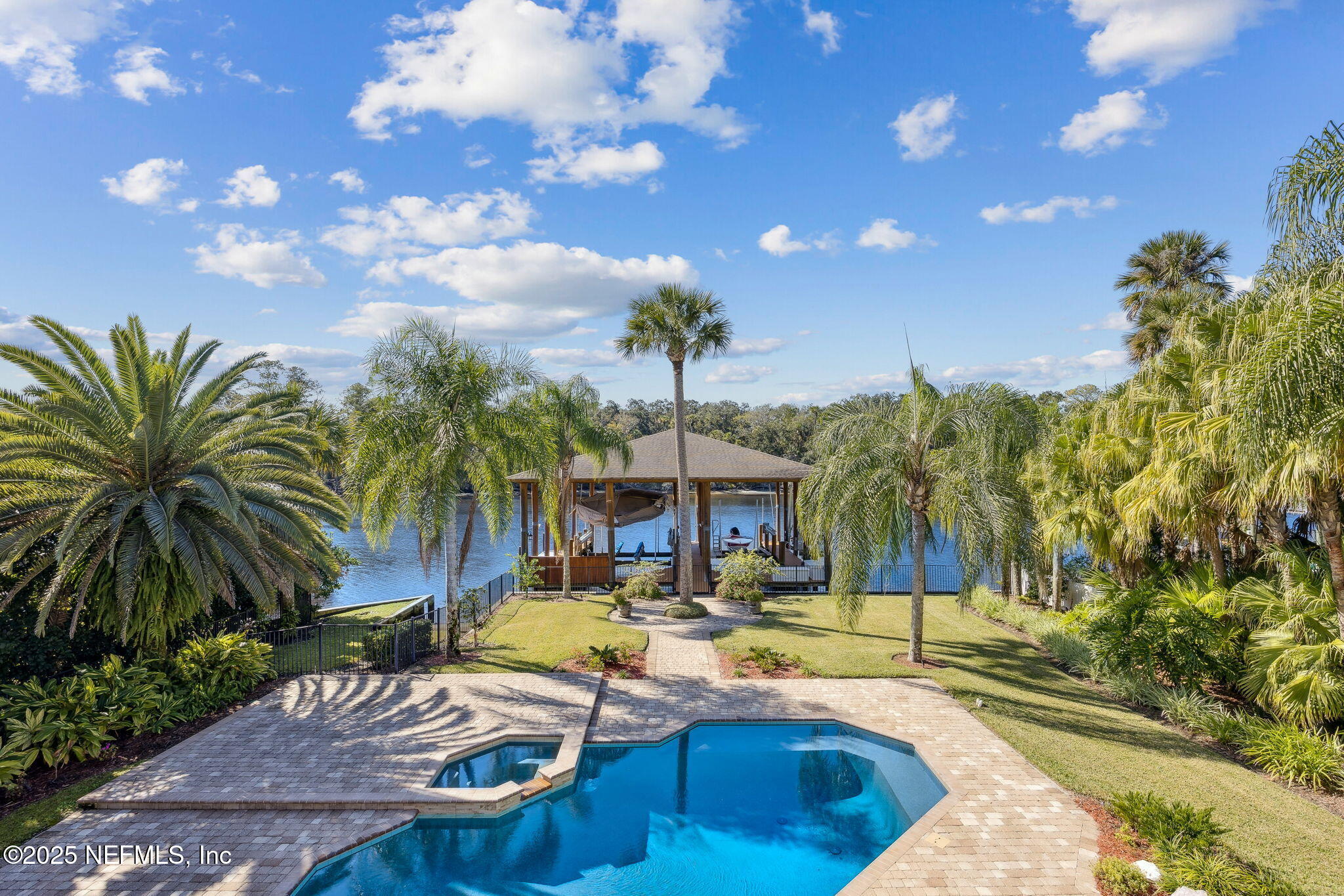 21 N ROSCOE Boulevard