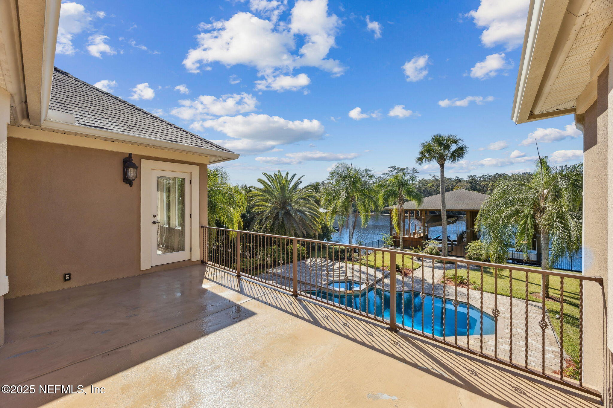 21 N ROSCOE Boulevard