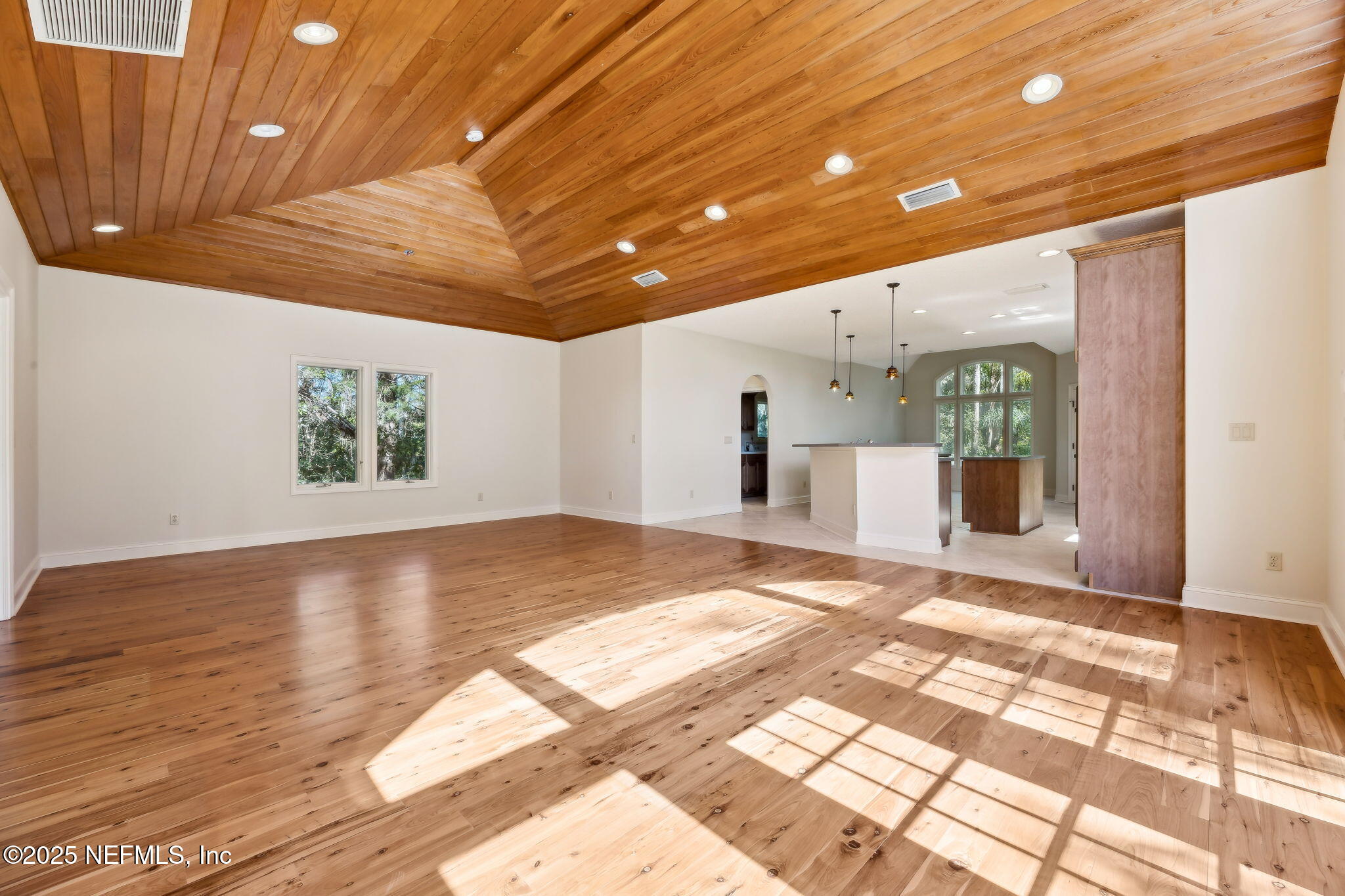 21 N ROSCOE Boulevard