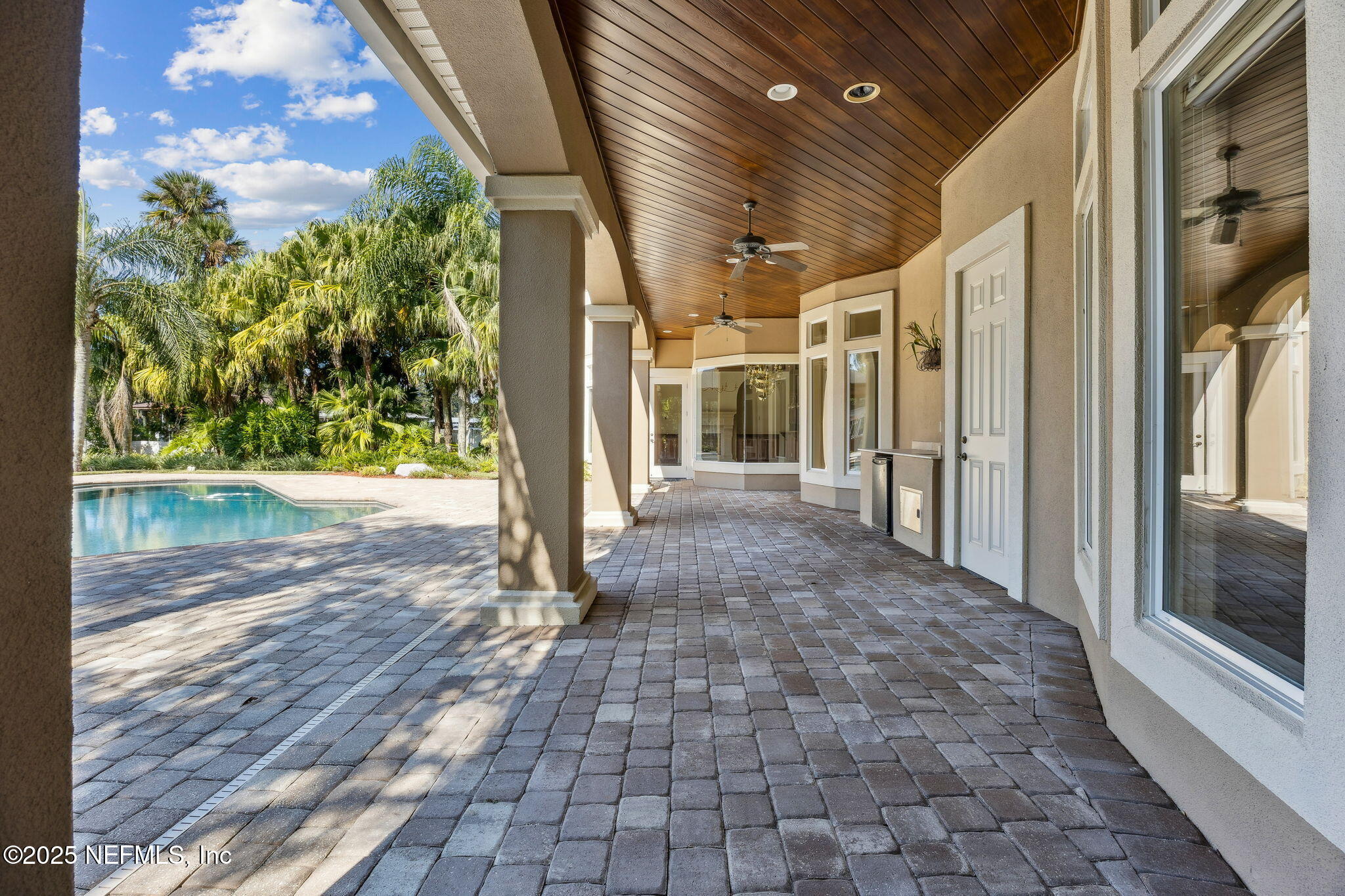 21 N ROSCOE Boulevard