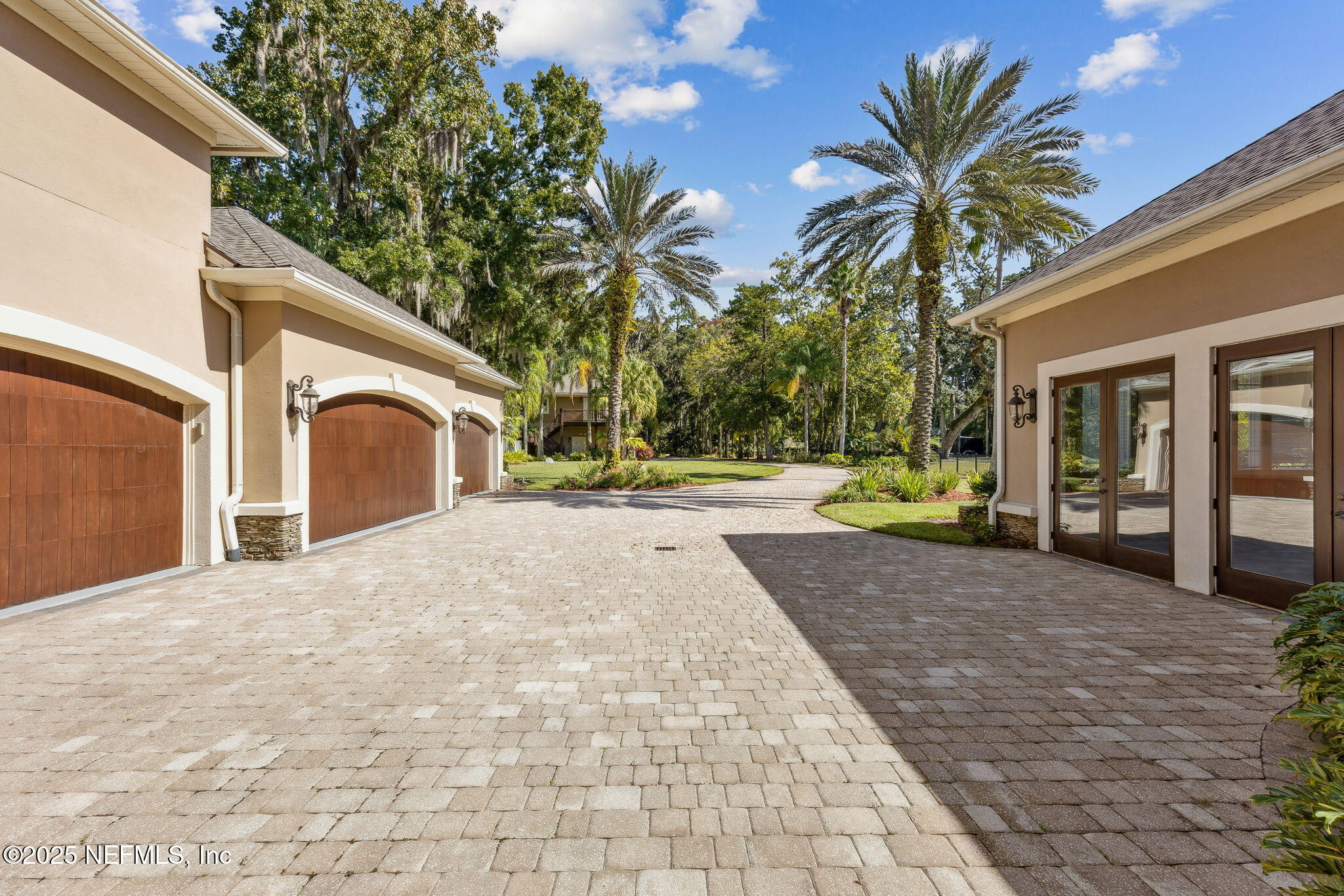 21 N ROSCOE Boulevard